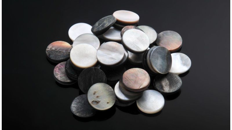 Pions de nacre : blanche, noir, jaune (lot de 100grs)