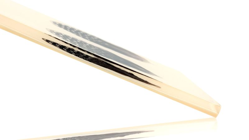 Einschluss echter Perlhuhnfedern - beiger Hintergrund - PMMA-Harz - hergestellt in Frankreich