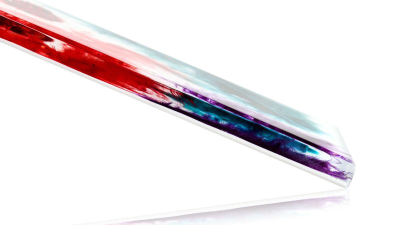 Inclusion de multi plumes véritables de pintade colorées fond blanc - Résine PMMA - made in France