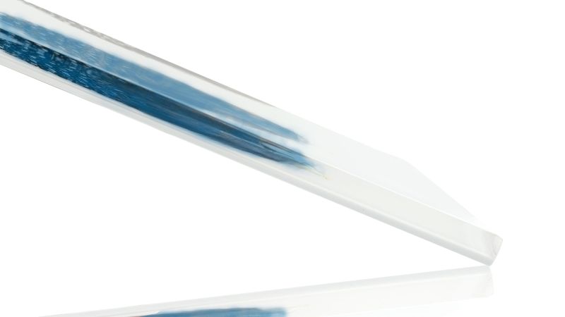 Inclusione di vere piume di faraona colorate - sfondo bianco - Resina PMMA - fatto in Francia