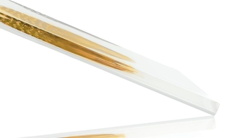 Inclusion de véritables plûmes de pintade colorée fond blanc - Résine PMMA - made in France